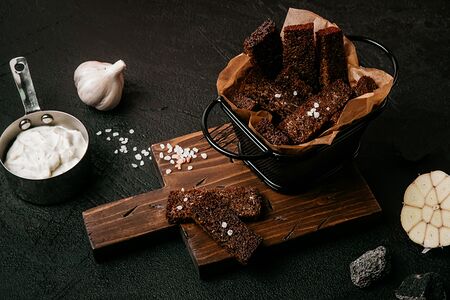 Гренки чесночные с соусом тартар