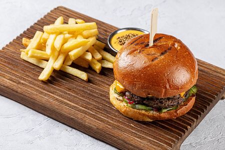 Бургер с картофелем фри