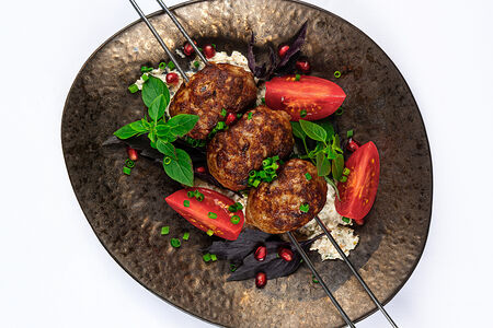 Телячий кебаб с томатами, базиликом и тартаром