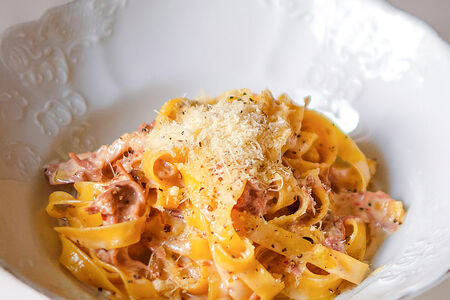 Паста с индейкой в сливочном соусе с пармезаном