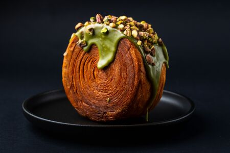 Круассан-ролл фисташковый