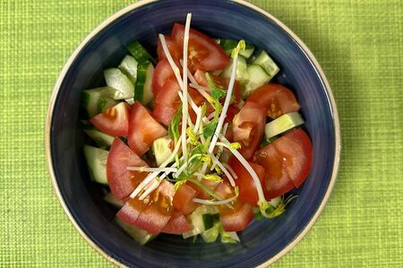 Салат овощной со сметаной