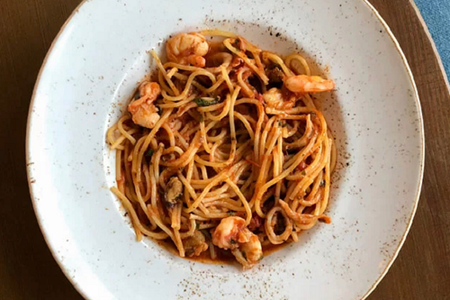 Спагетти с продуктами моря в томатном соусе