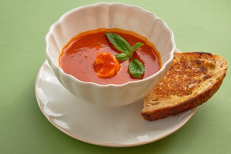 Томатный суп с морепродуктами