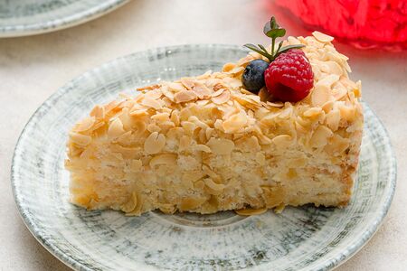 Миндальный 