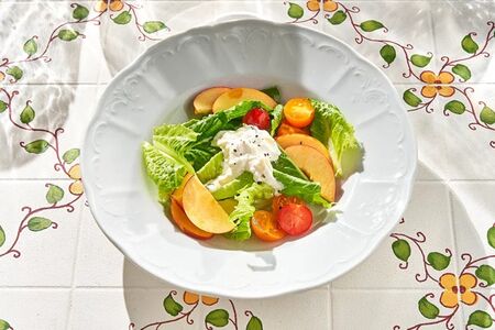 Салат с нектаринами, клубникой и страчателлой 