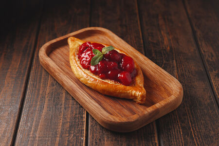 Фирменный десерт LuckyDze с клубникой