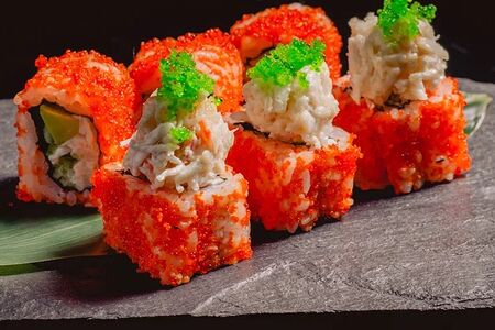 Ролл Калифорния с камчатским крабом