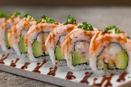 Ролл Делюкс с креветкой и опаленным лососем