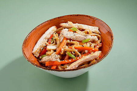 Удон с курицей в фирменном соусе