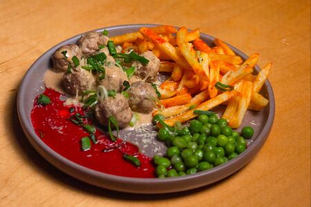 Картофель фри с фрикадельками Икеа