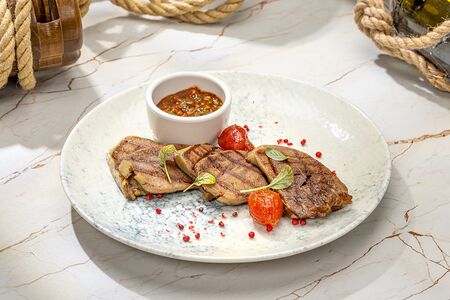 Язык на гриле с соусом сальса 