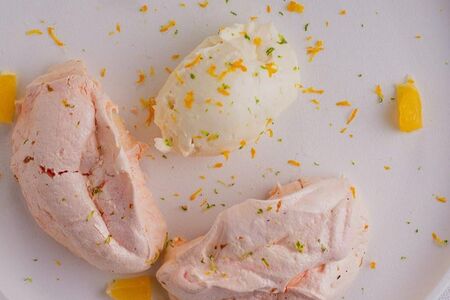 Меренга с ганашом из белого шоколада и сыром рикотта 