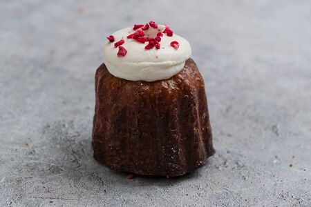 Канле с творожным кремом и малиной