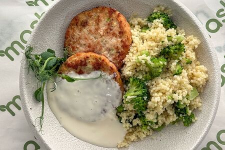 Рыбные котлеты с кус-кусом и брокколи