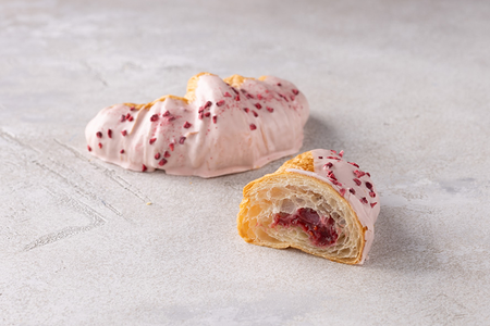 Круассан с малиной