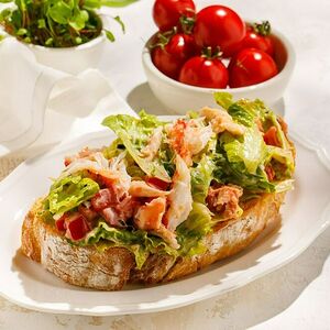 Брускетта с крабом