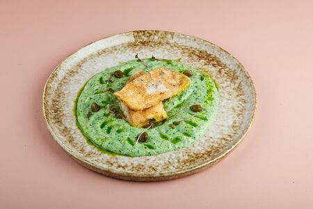 Филе судака с картофелем Алиго и шпинатом