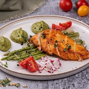 Куриная грудка с пюре из брокколи