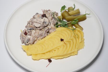 Бефстроганов с картофельным пюре