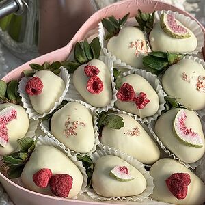 Сердце из клубники в белом шоколаде 