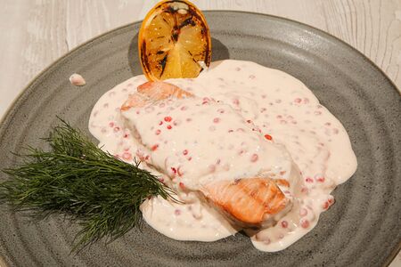 Лосось под сливочно-икорным соусом