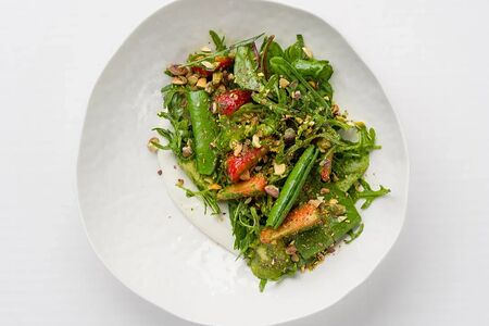 Зеленый салат с клубникой 