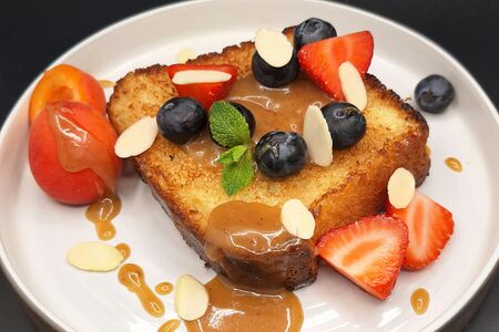 Карамелизованная бриошь с ягодами (кухня басков)