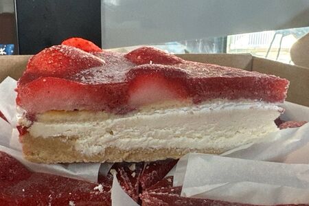 Торт с клубникой