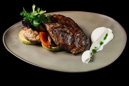 Стейк из свиной шеи с овощами гриль