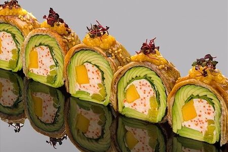 Ролл сашими из копченого угря с авокадо и сыром филадельфия