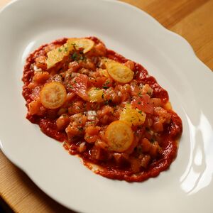 Тартар из форели с цитрусами и томатной сальсой