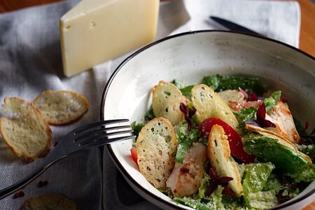 Салат Цезарь с куриной грудкой гриль