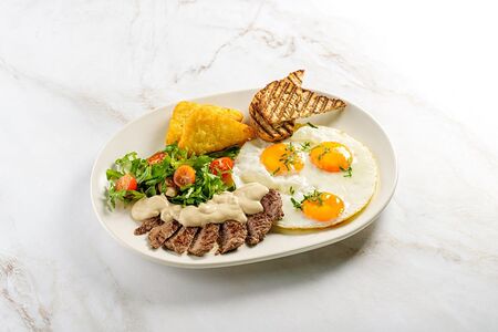 Глазунья с говядиной и хашбрауном