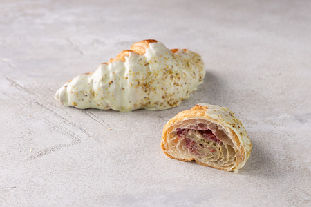 Круассан с фисташкой и малиной