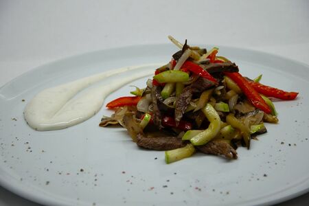 Салат теплый с говядиной