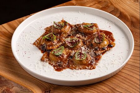 Равиоли с телячьими щечками и лесными грибами 