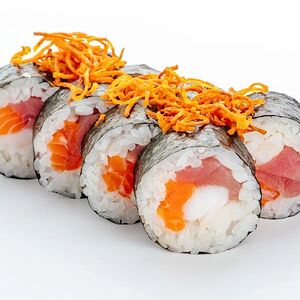 Маки с лососем, тунцом и креветкой