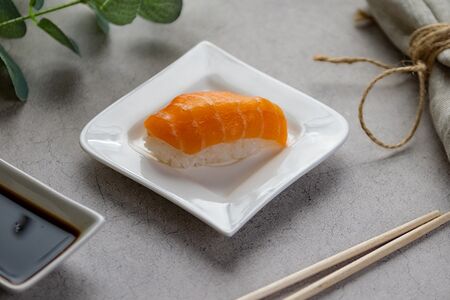 Суши с лососем