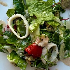 Микс морепродуктов, авокадо, цукини и перец