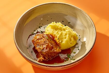 Томленая говядина с картофельным пюре