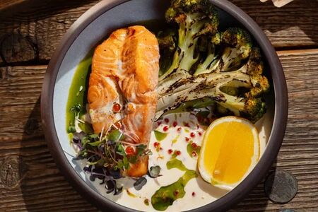 Форель на гриле с брокколи и сливочно-икорном соусе