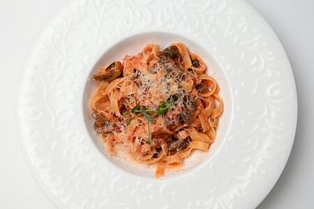 Фетучини с курицей и томатным соусом 