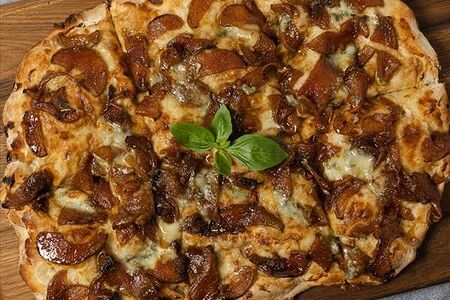 Фламбированная груша с горгонзоллой