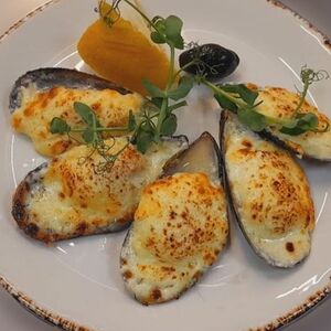 Мидии киви, запеченные под сыром