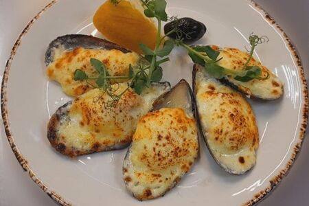 Мидии киви, запеченные под сыром