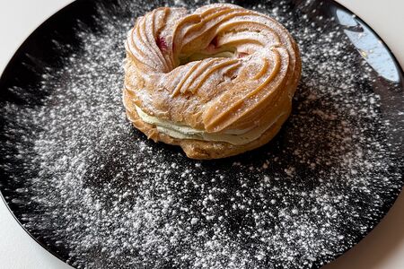 Кольцо заварное со сливочным фисташковым кремом и ягодой малины