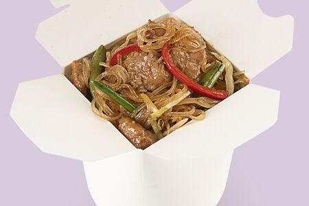 Крахмальная лапша с курицей в сливочно-копчёном соусе