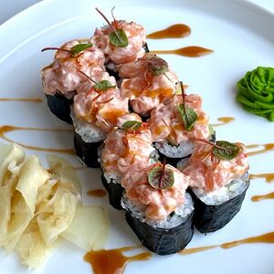 Ролл с лососем и авокадо