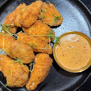 Крылышки в панировке с соусом ранч        